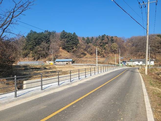 주민 안전을 위해 설치된 처인구 양지면 정수리 마을길 인도.ⓒ