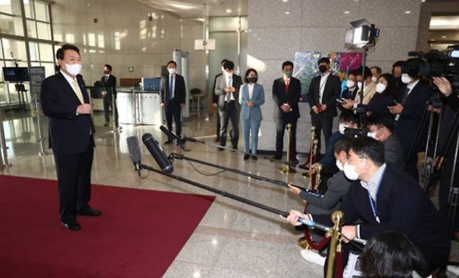 윤석열 대통령이 지난해 11월 18일 서울 용산구 대통령실 청사로 들어서면서 기자들과 출근길 문답을 하고 있다. 취임 후 61차례에 걸친 출근길 질의응답은 용산 시대를 여는 상징으로 인식됐지만 현재는 1년이 넘도록 중단된 상태다. 대통령실사진기자단