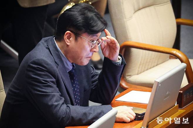 8일 본회의에서 홍익표 원내대표가 노란봉투법과 방송3법이 부결된 뒤 안경을 고쳐 쓰고 있다. 박형기 기자 oneshot@donga.com