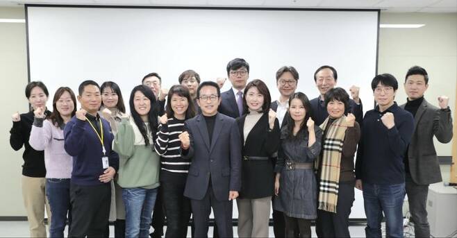 '2024년도 사업계획 선포식'에서 김진국 노랑풍선 대표(앞줄 왼쪽 네번째)를 비롯한 임직원들이 기념촬영을 하고 있다. 노랑풍선 제공