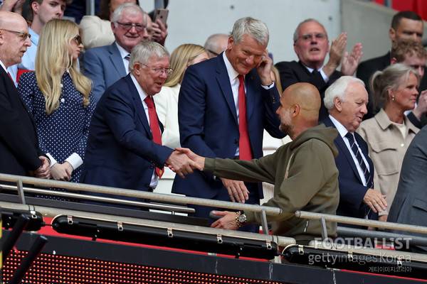 알렉스 퍼거슨 전 감독(가운데 왼쪽), 펩 과르디올라 맨체스터시티 감독(가운데 오른쪽). 게티이미지코리아