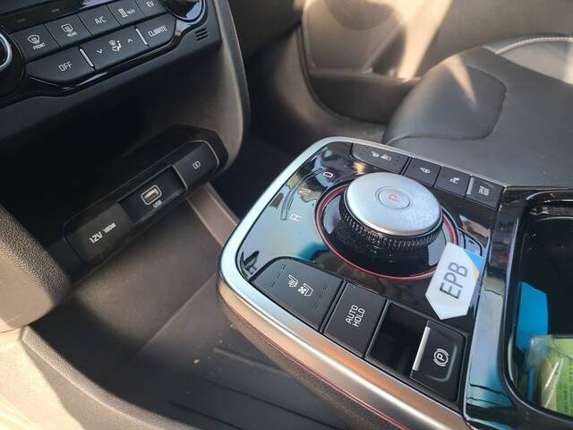 자동변속기와 함께 있는 EPB.