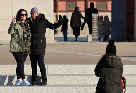 서울 종로구 광화문 앞에서 외국인 관광객들이 기념촬영을 하고 있다. [사진=뉴시스]
