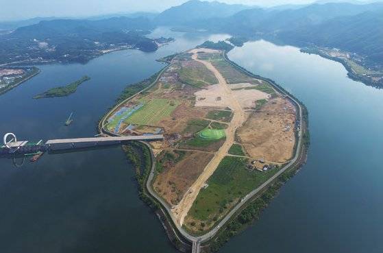 레고 랜드가 들어선 춘천 중도 유적지. 청동기 시대 주거지만 1300기가 넘는 것으로 조사됐다. [연합뉴스, 중앙포토, 사진 강인욱, 중도종합보고서, 위키피디아]