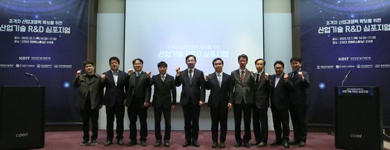 7일 한국산업기술기획평가원(KEIT)은 코엑스에서 초격차 산업경쟁력 확보를 위한 산업기술 R&D 심포지엄을 개최했다. (왼쪽에서 다섯 번째 전윤종 KEIT 원장)