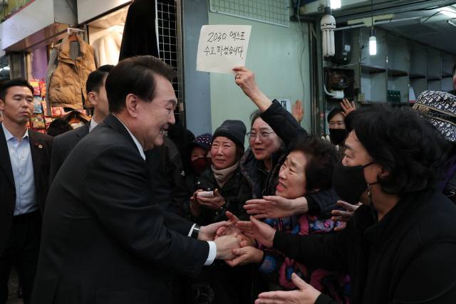 ▲ 윤석열 대통령이 6일 부산 국제시장을 찾아 부산 시민들과 반갑게 인사하고 있다. 사진/대통령실 공동취재단