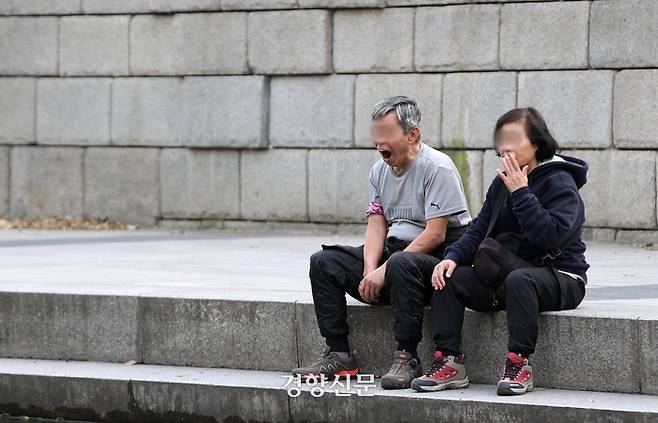 낮 기온이 크게 올라 전국적으로 포근한 날씨를 보인 8일 가벼운 옷차림의 시민들이 서울 중구 청계천에서 휴식을 취하고 있다. 권도현 기자