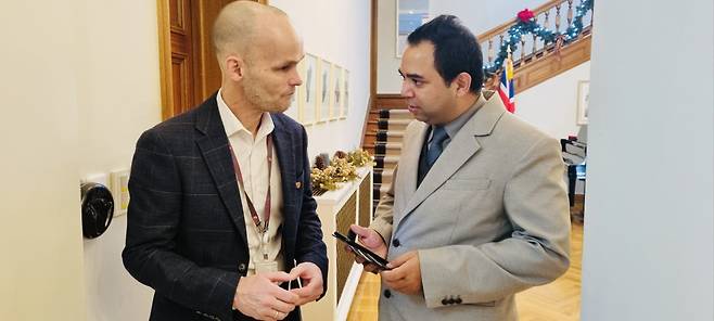 British School's Principal Andrew Freeman speaks with Korea Herald Mince Pie Morning at the residence of British Ambassador Colin Crooks in Seoul on Thursday. ( Senior Media Officer Siwon Hong/ British Embassy in Seoul)