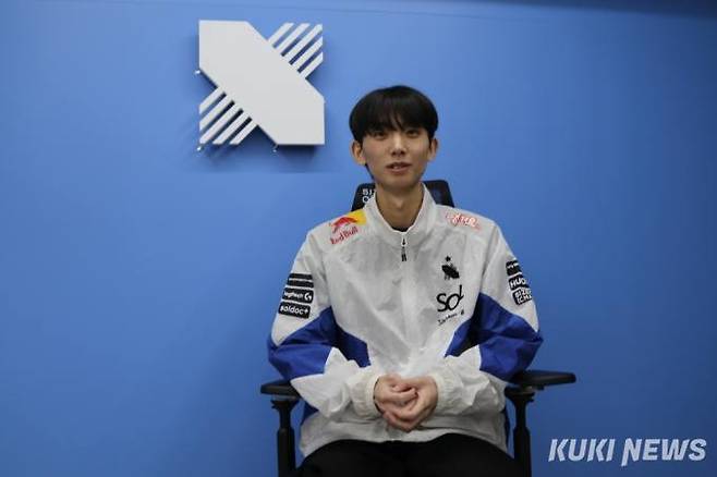 인터뷰를 하는 DRX의 미드라이너 ‘세탭’ 송경진. 사진=김찬홍 기자