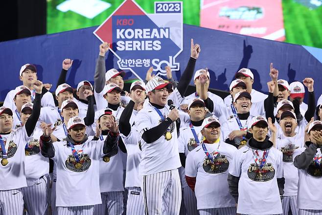 LG트윈스가 지난 13일 서울 잠실야구장에서 열린 2023 KBO 한국시리즈에서 29년 만에 우승했다. 팀의 우승을 이끈  주장 오지환이 소감을 밝히고 있다. [사진 출처 = 연합뉴스]