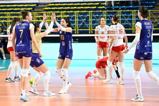 이다영(19번)이 프로메테이와 2023-24 챔피언스리그 E조 1차전 홈경기 르카네 득점 성공을 이끈 후 기뻐하고 있다. 사진=유럽배구연맹