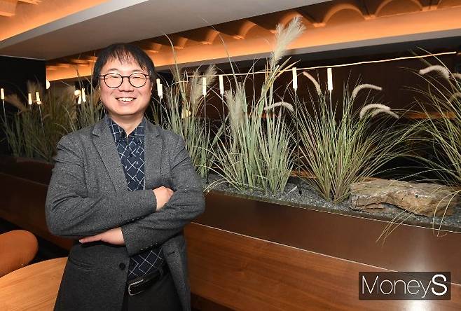 사진 촬영을 위해 포즈를 취하는 변 대표. /사진=장동규 기자