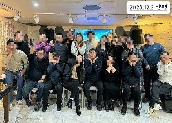 지난 2일부터 이틀간 경기 양평군 한 펜션에서 열린 안희정 전 충남지사와 지지자들의 단체모임 사진. 앞줄 중앙이 안 전 지사. 페이스북 그룹 ‘38선까지 안희정!’ 캡처