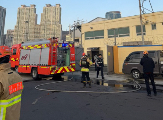 8일 오전 불이 난 부산항 제7부두에 소방대원이 출동했다. 부산소방재난본부 제공