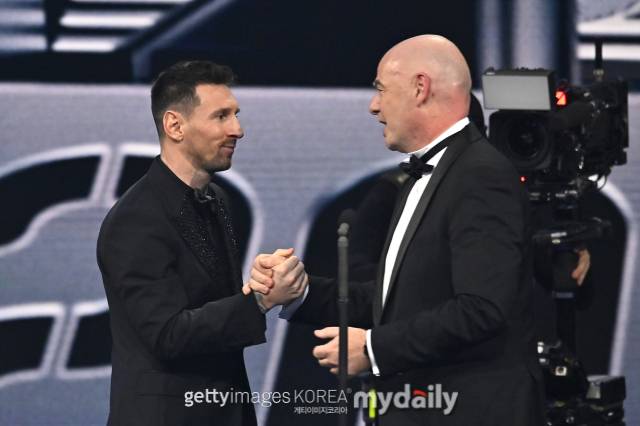 인판티노(오른쪽) 회장과 메시. /게티이미지코리아