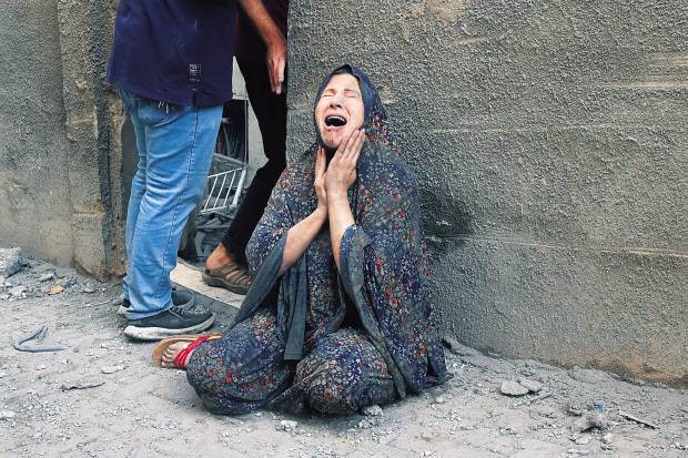 가자지구 라파 난민촌에서 한 여성이 바닥에 앉아 울부짖고 있다. [연합]