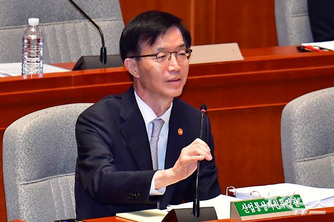 방문규 산업통상자원부 장관이 질의에 답변을 하고 있다. 윤창원 기자