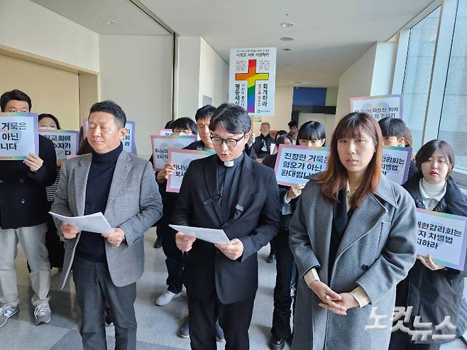 기감 경기연회 재판위원회로부터 '출교'형을 선고받은 영광제일교회 이동환 목사(중앙)가 입장을 밝히고 있다.