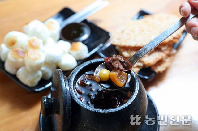 20가지가 넘는 약재를 푹 달여 만든 쌍화차엔 대추·밤·은행 등 고명을 넣어 먹는다.