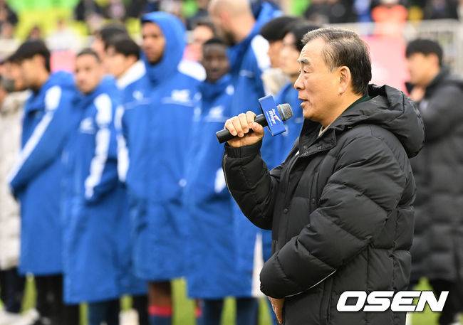 [OSEN=수원, 김성락 기자] 수원 삼성이 결국 최하위 탈출에 실패했다.&nbsp;창단 28년 만에 역사상 처음으로 강등됐다.수원 삼성은&nbsp;2일 오후 2시 수원월드컵경기장에서 열린 하나원큐 K리그1 2023 38라운드 파이널 B 최종전에서 강원 FC와 0-0으로 비겼다.&nbsp;같은 시각 수원종합운동장에서는 수원FC가 제주 유나이티드와 1-1로 비겼다.경기 종료 후 수원삼성 이준 대표이사가 관중에게 사과를 전하고 있다. 2023.12.02 / ksl0919@osen.co.kr