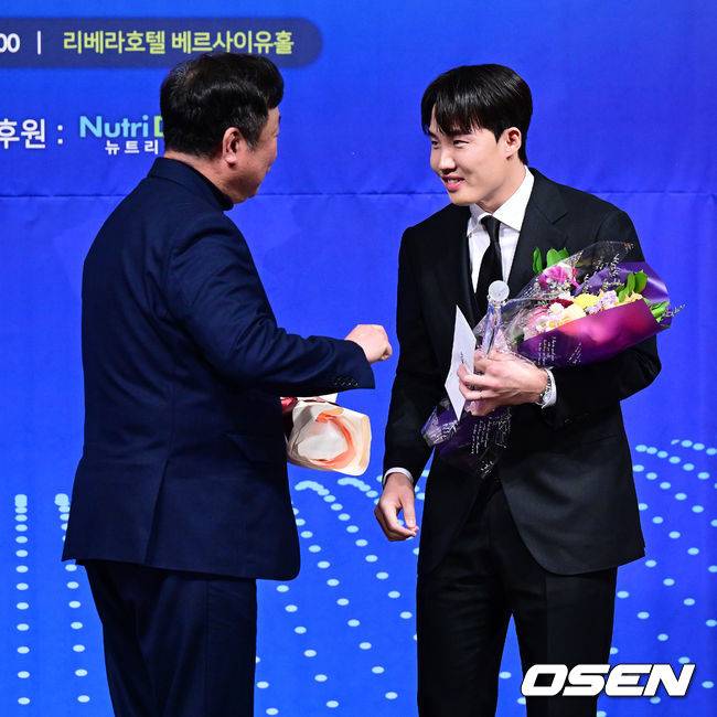 [OSEN=지형준 기자]LG 임찬규가 최고 투수상을 수상하며 차명석 단장의 축하를 받고 있다. 2023.12.08 / jpnews.osen.co.kr