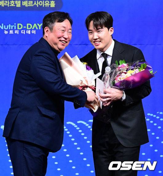 [OSEN=지형준 기자]LG 임찬규가 최고 투수상을 수상하며 차명석 단장의 축하를 받고 있다. 2023.12.08 / jpnews.osen.co.kr