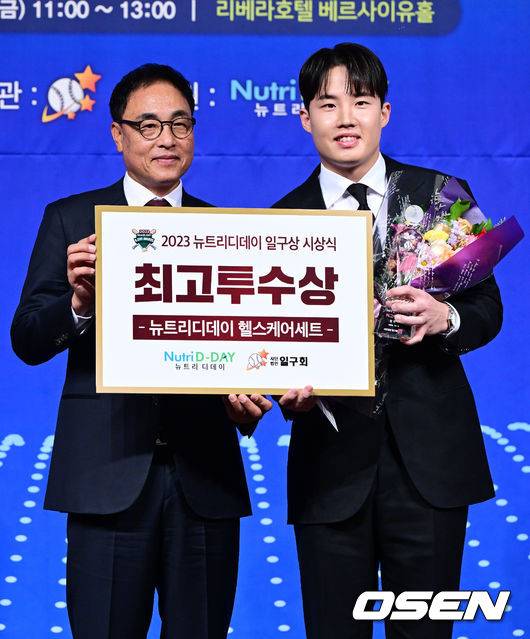 [OSEN=지형준 기자]LG 임찬규가 최고 투수상을 수상하며 송진우 감독과 기념촬영을 하고 있다. 2023.12.08 / jpnews.osen.co.kr