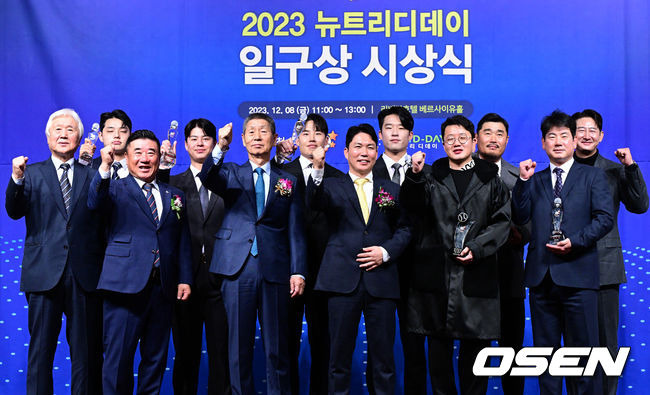 [OSEN=지형준 기자] 8일 오전 서울 청담동 리베라호텔에서 2023 뉴트리디데이 일구상 시상식이 열렸다.일구회 김광수 회장, 뉴트리디데이 김형대 대표가 수상자들과 기념촬영을 하고 있다. 2023.12.08 / jpnews.osen.co.kr