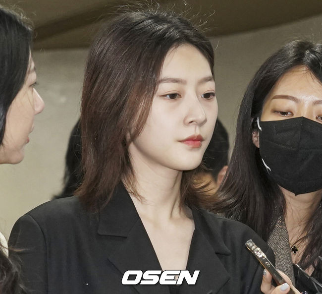 [OSEN=민경훈 기자] 지난해 5월 음주운전을 하다 가로수와 변압기 등을 들이받은 사고를 낸 배우 김새론이 5일 오전 서울 서초구 서울중앙지방법원에서 열린 1심 선고공판에서 벌금 2000만원을 선고 받은 후 법원을 나서고 있다.법원을 나서는 김새론이 인터뷰를 하고 있다. 2023.04.05 /rumi@osen.co.kr