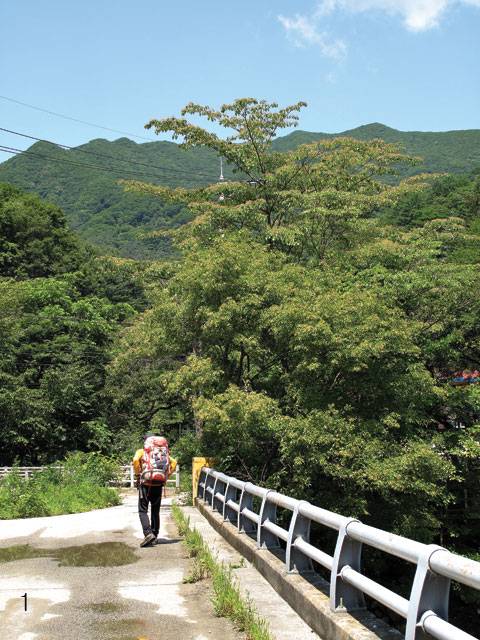 1 용수동 종점인 용수교에서 안바위골 위로 보이는 한북정맥상의 개이빨산(오른쪽). 왼쪽은 1041.7m봉 남동릉이다. 1041.7m봉 왼쪽인 민둥산은 용수동에서 보이지 않는다.