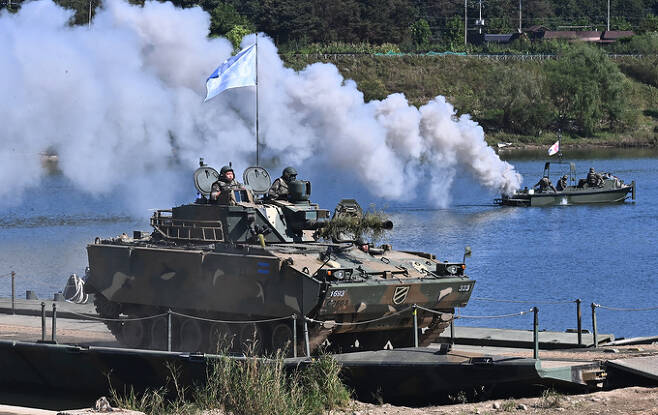 한국 육군 K-21 보병전투차가 부교를 건너고 있다. 세계일보 자료사진