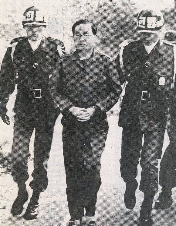 연행되는 정승화 총장 - 12.12 당시 공관에서 신군부측에 강제 연행된 뒤 조사를 받으러 가고 있는 정승화 전육군참모총장        서울신문 사진창고