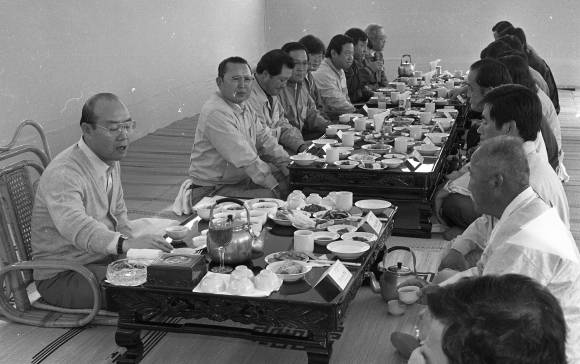 국민들 앞에서도 독상 받는 전두환 - 1986년 10월 17일 경기도 여주군에서 벼수확을 한 전두환 전 대통령이 농민들과 오찬을 하고 있다. 1986. 10. 17 서울신문 사진창고