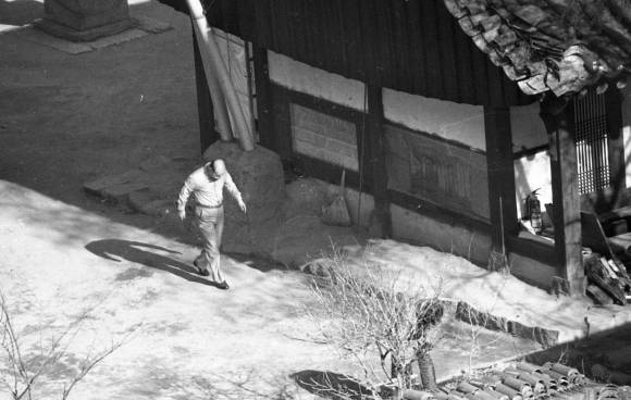 백담사의 전두환 - 1988년 11월 강원도 백담사에서 유배생활을 하고 있던 전두환씨의 모습이 서울신문 카메라에 잡혔다. 당시 백담사에 기거 중인 전두환의 모습을 담기 위해 많은 언론사 사진기자들이 백담사 주변에서 카메라를 들고 대기하기도 했다. 1988. 11. 서울신문 사진창고