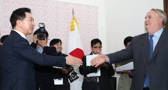 국민의힘 지도부와 혁신위원회가 중진 ‘용퇴론’을 두고 힘겨루기가 계속되는 가운데 김기현 대표와 인요한 위원장이 6일 오후 국회 당대표실에서 전격 회동하고 있다. 2023.12.6 안주영 전문기자