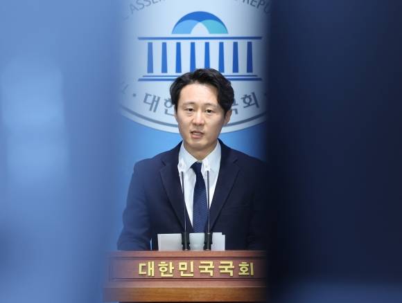 이탄희 더불어민주당 의원이 지난달 28일 국회 소통관에서 기자회견을 열고 경기 용인정 불출마를 선언하고 있다. 뉴스1