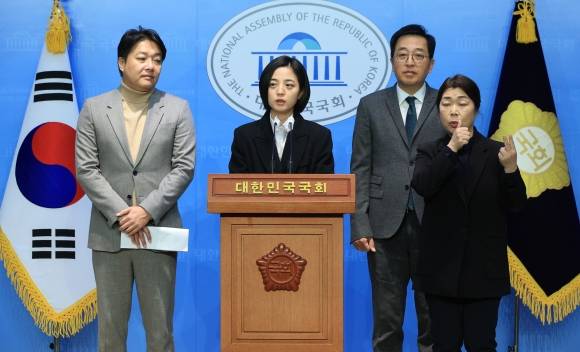 금태섭·류호정 신당 창당 선언 - 류호정(가운데) 정의당 의원과 금태섭(오른쪽) 전 더불어민주당 의원, 조성주 세번째권력 공동운영위원장이 8일 국회 소통관에서 공동 신당 창당 기자회견을 하고 있다. 연합뉴스