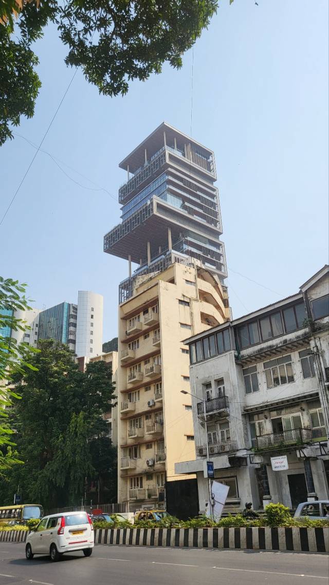 인도의 최고 재벌 무케시 암바니 릴라이언스 그룹 회장의 뭄바이 저택 '안틸리아'의 전경. 연승기자