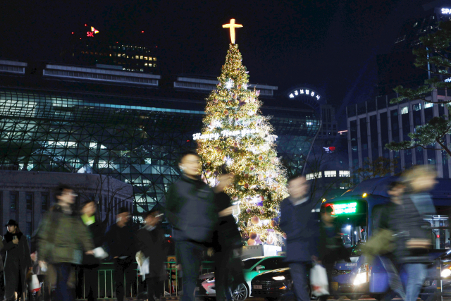 서울시청 앞 서울광장에 설치된 2023년 크리스마스 트리가 불을 밝히고 있다. 연합뉴스