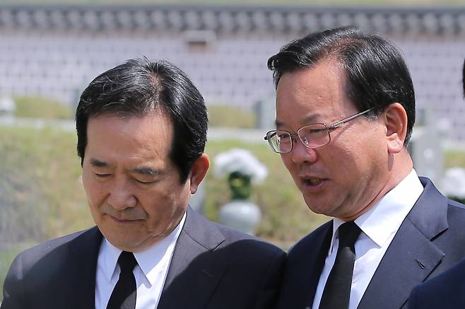 김부겸 전 국무총리(오른쪽)와 정세균 전 총리 ⓒ연합뉴스