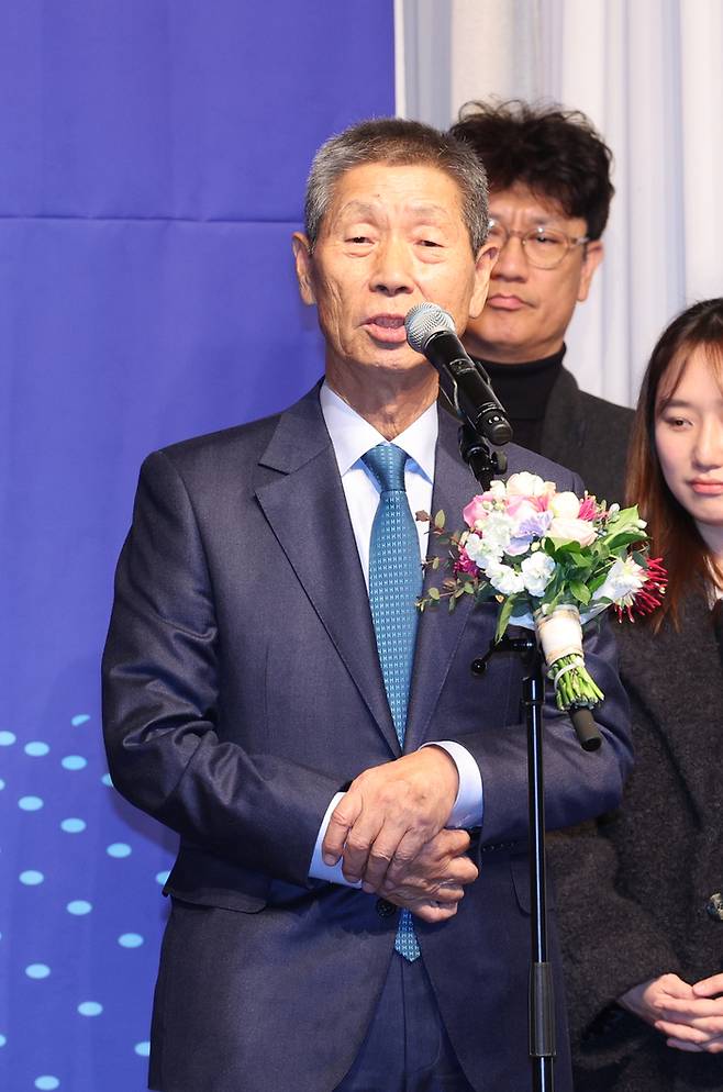 2023 일구상 시상식에서 ‘일구대상’을 받은 스포츠 예능프로그램 <최강야구>의 김성근 감독이 소감을 밝히고 있다. 연합뉴스