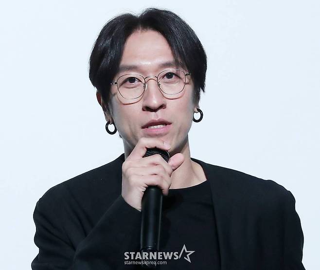 가수 백성현(코요테 빽가)이 20일 오전 서울 강남구 청담씨네시티 엠큐브에서 진행된 첫 EP 앨범 '큐어'(CURE) 발매 기념 음감회에 참석해 인사말을 하고 있다.  '큐어'에는 더블 타이틀곡 가창곡 '바람이 달빛이'와 연주곡 'Close My Eyes'를 비롯해 총 8곡이 담겼다. 2023.02.20 /사진=김창현 기자 chmt@