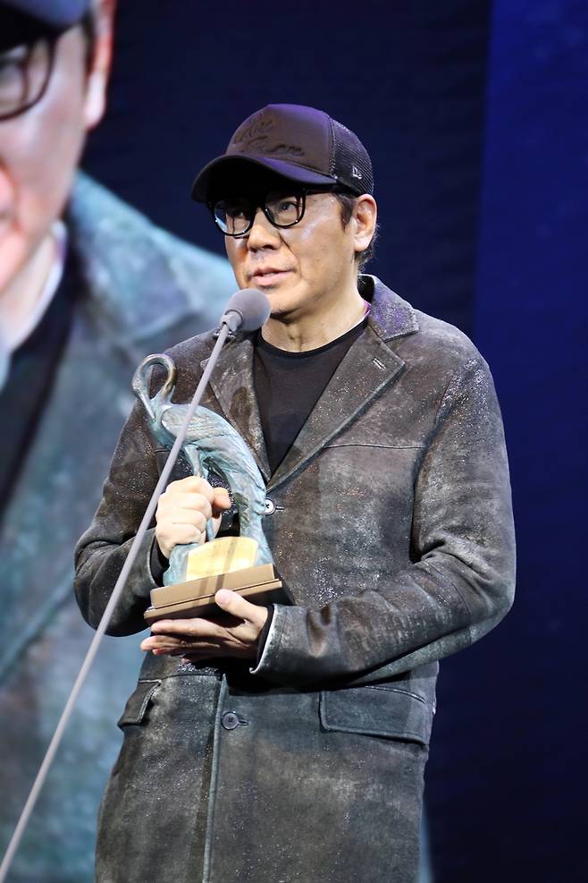 제28회 춘사국제영화제에서 최우수감독상 받은 '거미집' 김지운 감독 [춘사국제영화제 제공. 재판매 및 DB 금지]
