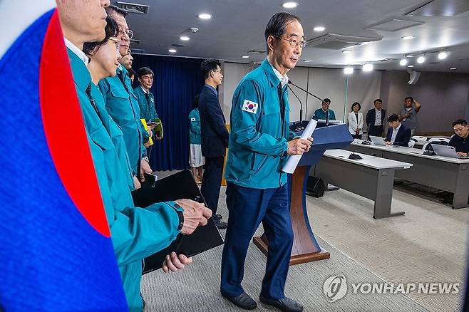 일본 후쿠시마 오염수 방류 시작 관련 대국민 담화 발표 마친 한 총리 (서울=연합뉴스) 황광모 기자 = 한덕수 국무총리가 8월 24일 오후 서울 종로구 정부서울청사에서 후쿠시마 원전 오염수 방류 관련 대국민 담화를 발표한 뒤 회견장을 나서고 있다. hkmpooh@yna.co.kr