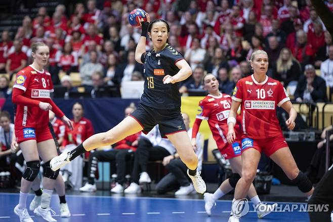 덴마크를 상대로 슛을 던지는 일본 마쓰모로 [AP=연합뉴스]