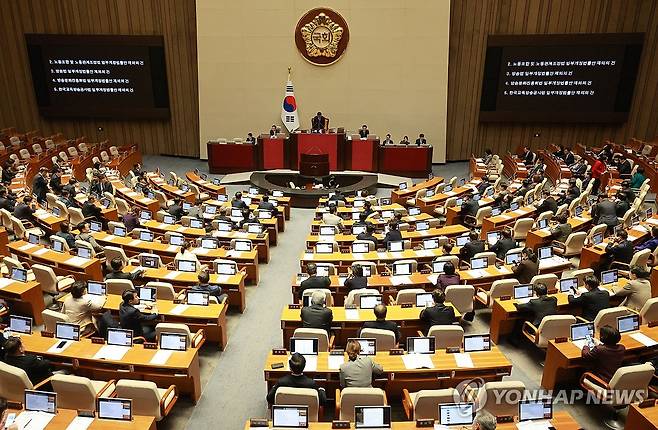 '노조법 및 방송3법' 재의의 건 상정 (서울=연합뉴스) 한종찬 기자 = 8일 오후 국회에서 열린 본회의에서 '노조법 및 방송 3법' 등에 대한 재의의 건이 상정되고 있다. 2023.12.8 saba@yna.co.kr