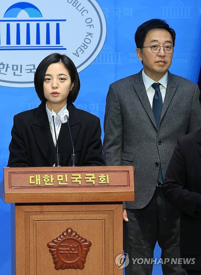 금태섭·류호정 신당 창당 선언 (서울=연합뉴스) 한종찬 기자 = 정의당 류호정 의원과 금태섭 '새로운선택' 창당준비위원장이 8일 오전 국회 소통관에서 새로운선택·세번째권력 공동 신당 창당 기자회견을 하고 있다. 2023.12.8 saba@yna.co.kr