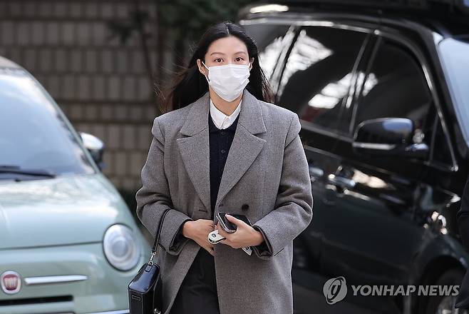 법정 향하는 조민 (서울=연합뉴스) 서명곤 기자 = 입시 비리 혐의로 불구속 기소된 조국 전 법무부 장관 딸 조민 씨가 8일 오후 서울 서초구 서울중앙지법에서 열린 첫 재판에 출석하고 있다. 2023.12.8 seephoto@yna.co.kr