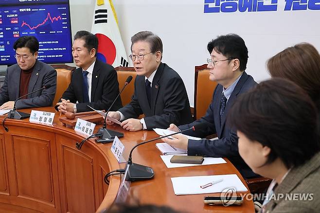 발언하는 이재명 대표 (서울=연합뉴스) 이정훈 기자 = 더불어민주당 이재명 대표가 8일 국회에서 열린 최고위원회의에서 발언하고 있다. 2023.12.8 uwg806@yna.co.kr