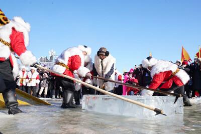 Workers collect ice from the Songhua River in Harbin, capital of northeast China's Heilongjiang Province, Dec. 7, 2023. (Xinhua/Wang Jianwei) (PRNewsfoto/Xinhua Silk Road)